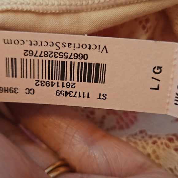 Victoria Secret, 2 pairs of panties & gift bag - Picture 7 of 10